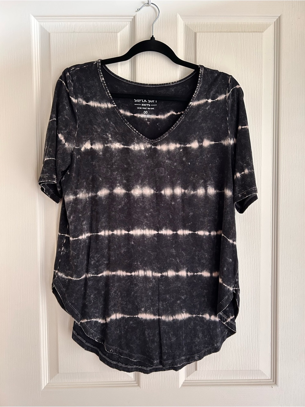 torrid Black & White Tie-Dye V-Neck Short Sleeve Tee